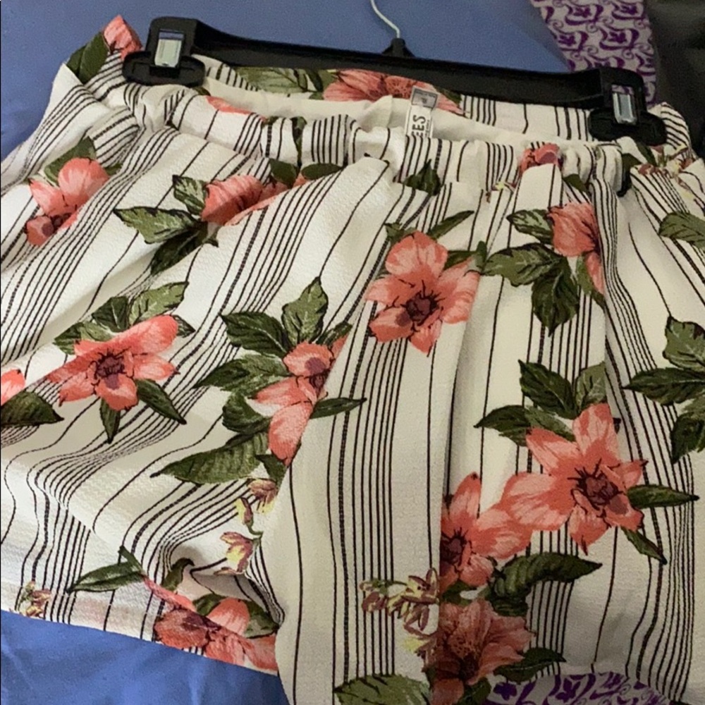 Shorts - Picture 3 of 3